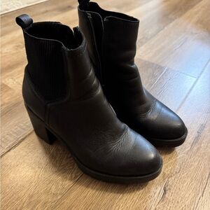 Naturalizer chunky Chelsea boots